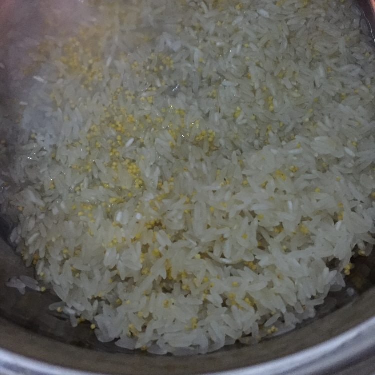 莲子瘦肉粥步骤1