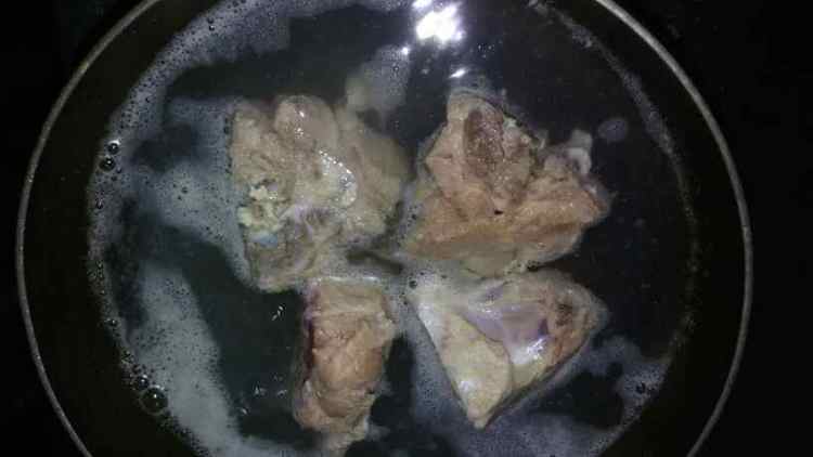 胡萝卜木耳大骨粥步骤1