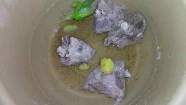 胡萝卜木耳大骨粥步骤6