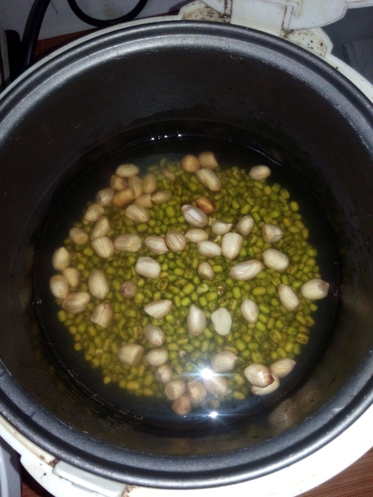 绿豆花生粥步骤4