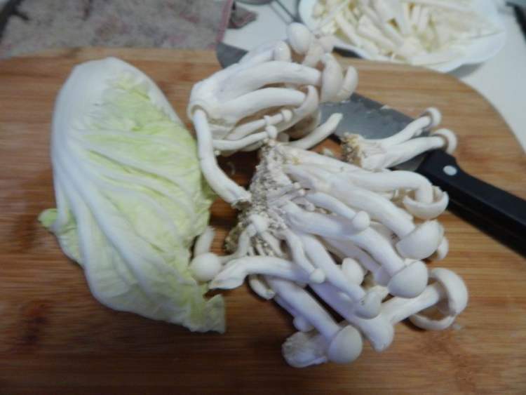 娃娃菜白玉菇汤步骤1