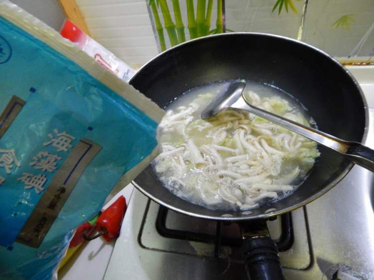 娃娃菜白玉菇汤步骤8