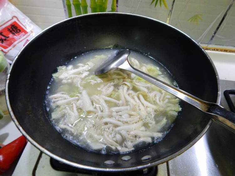 娃娃菜白玉菇汤步骤7