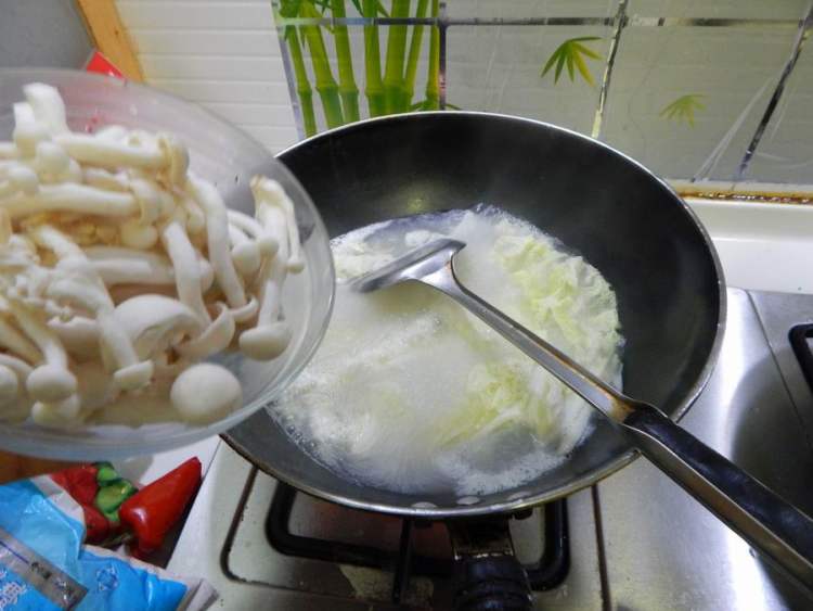 娃娃菜白玉菇汤步骤6