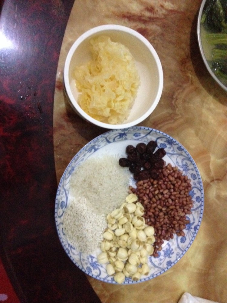 红豆莲子粥步骤1