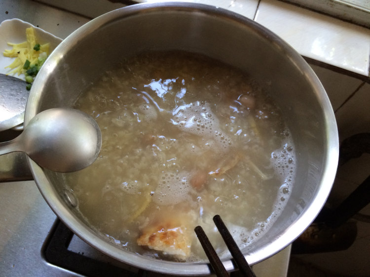 花生鱼蓉粥步骤8