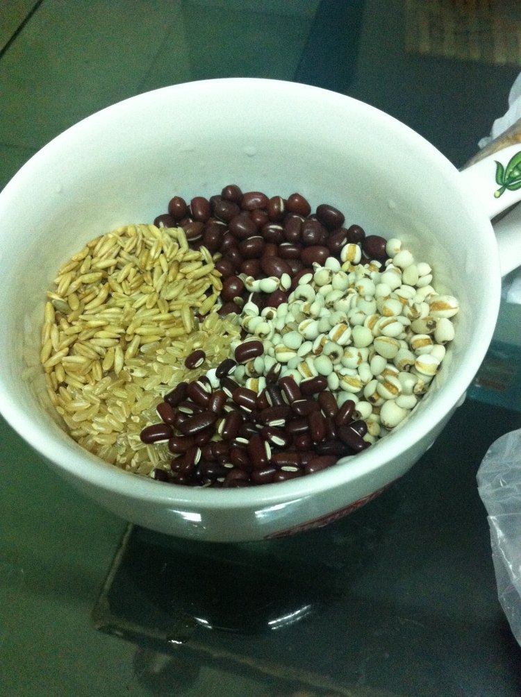 红豆意米粥步骤1