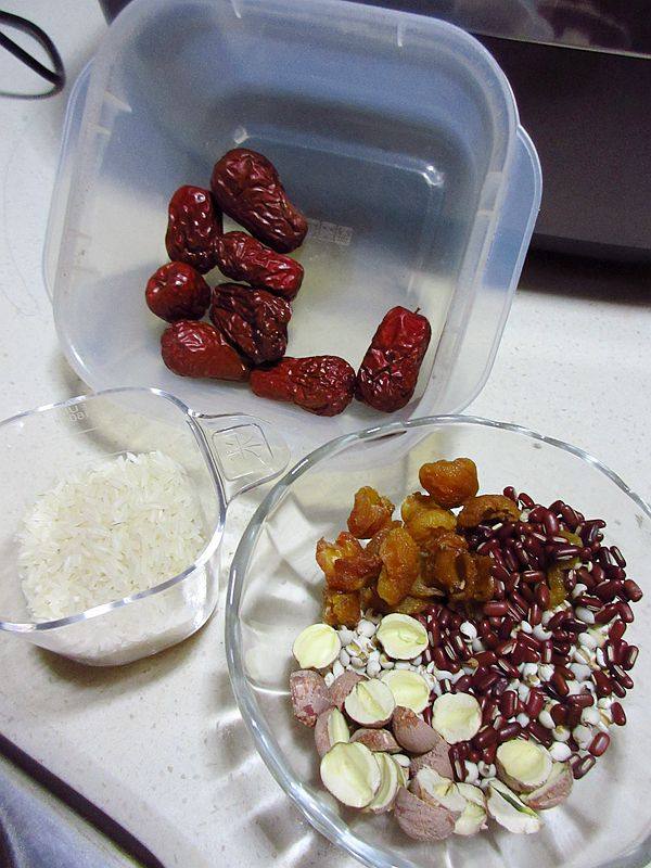红枣薏米桂圆粥步骤1