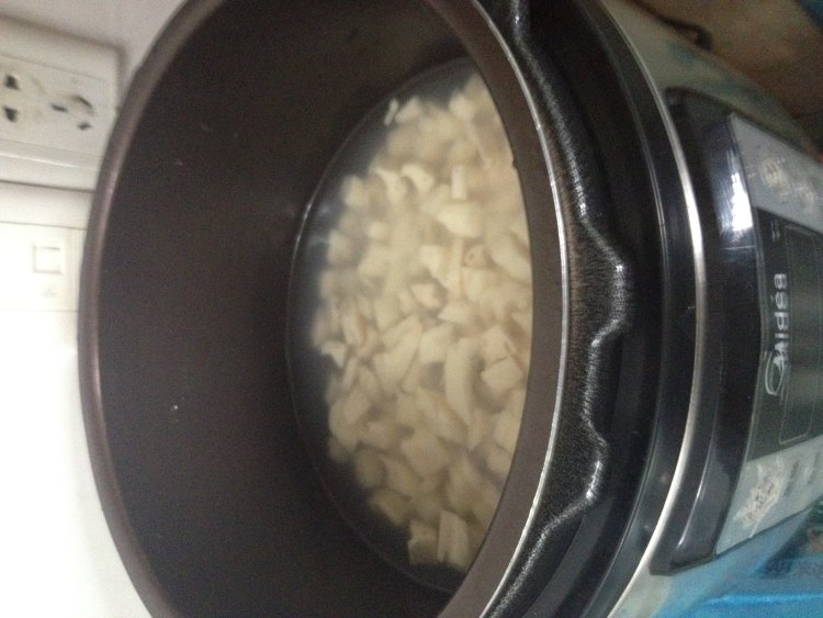红豆莲藕粥步骤3