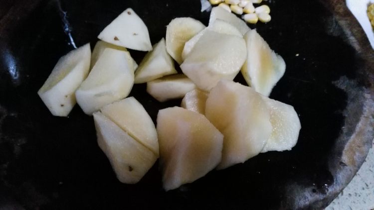 雪莲果玉米排骨汤步骤6