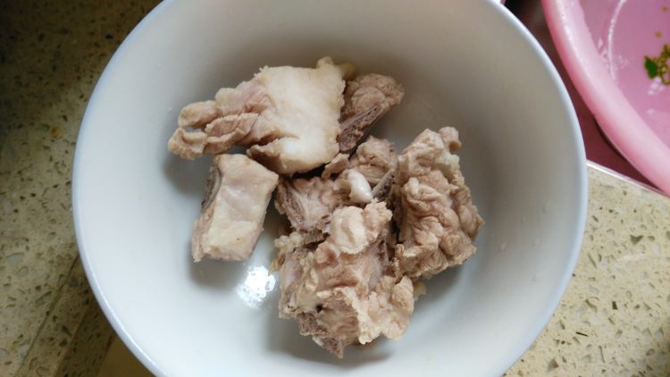 雪莲果玉米排骨汤步骤3