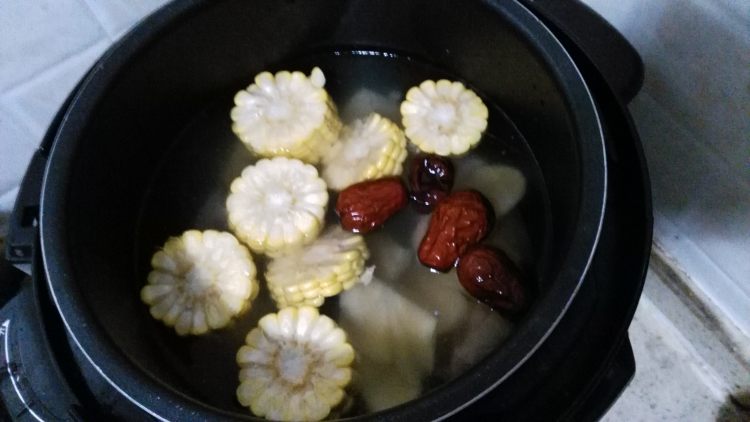 雪莲果玉米排骨汤步骤8