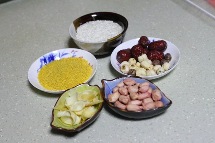 清肺润燥粥步骤1