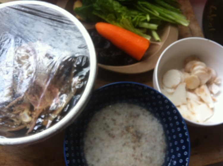杂蔬板鸭藜麦粥步骤1