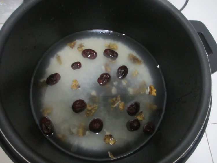 核桃红枣大米粥步骤3