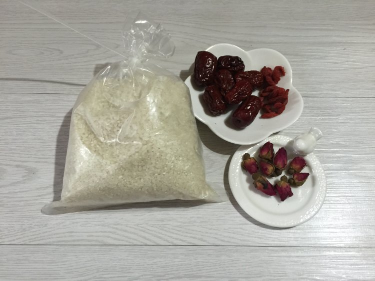 玫瑰养颜粥步骤1