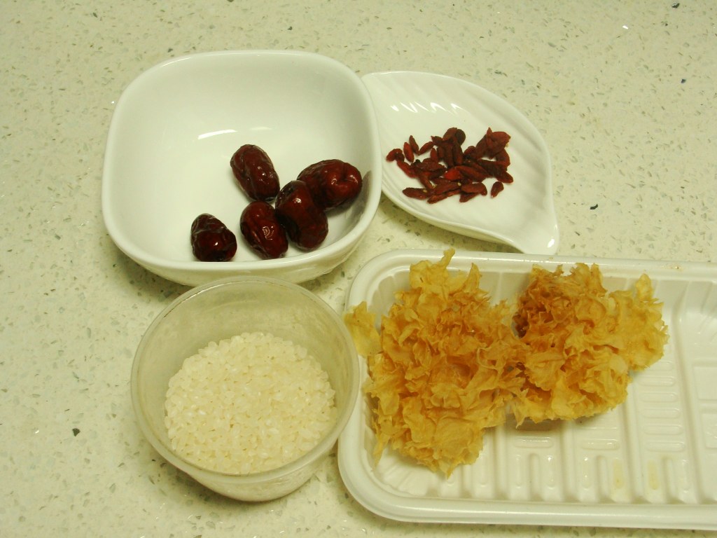 银耳粥步骤1