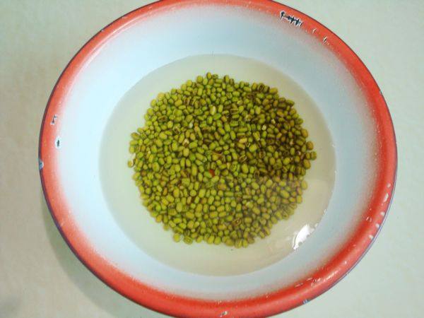 枸杞绿豆小米粥步骤1