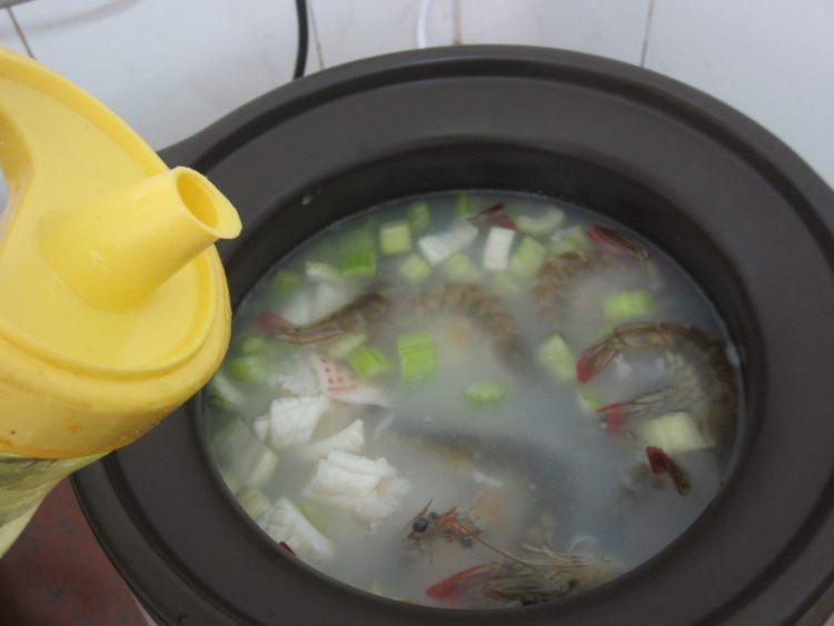 芹菜海鲜砂锅粥步骤11