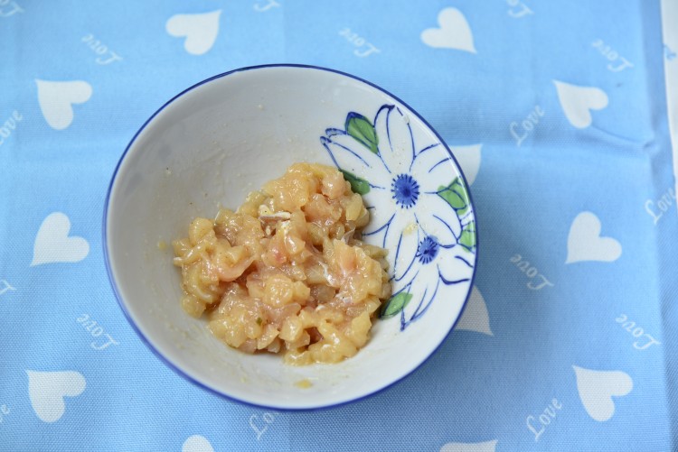 鸡肉丝瓜油条粥步骤3