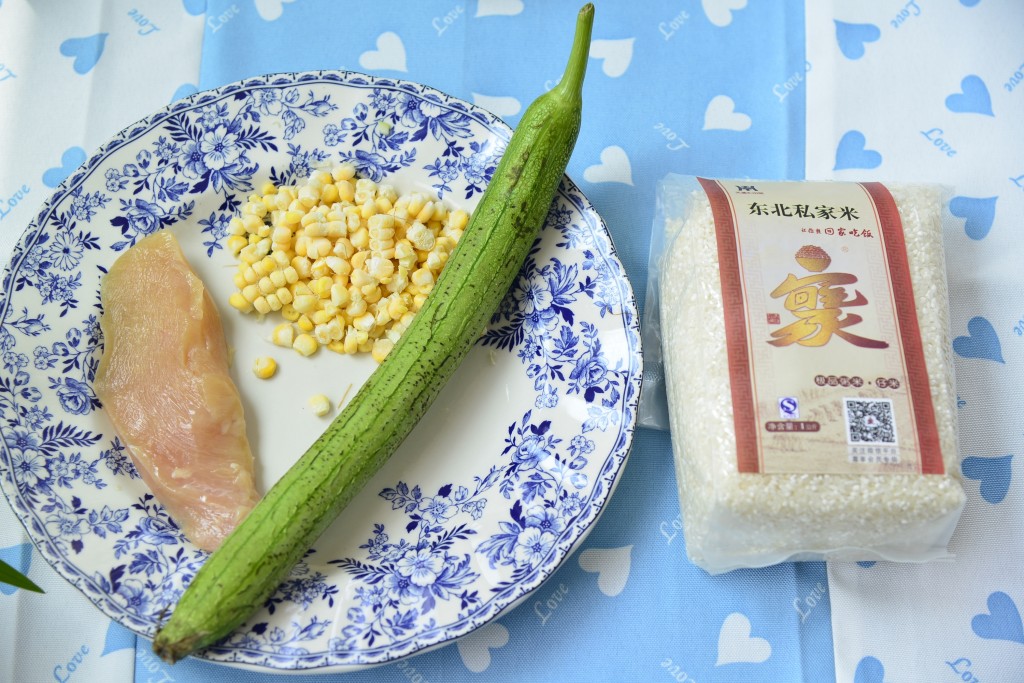 鸡肉丝瓜油条粥步骤1