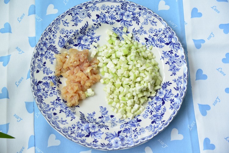 鸡肉丝瓜油条粥步骤2