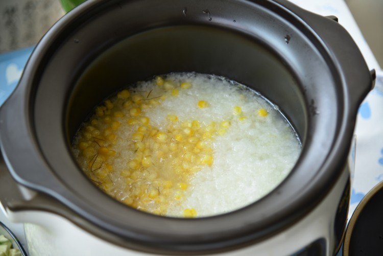 鸡肉丝瓜油条粥步骤6