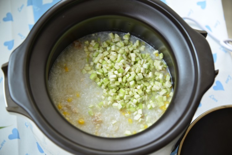 鸡肉丝瓜油条粥步骤7