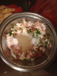 炸虾仁五花肉饼步骤3