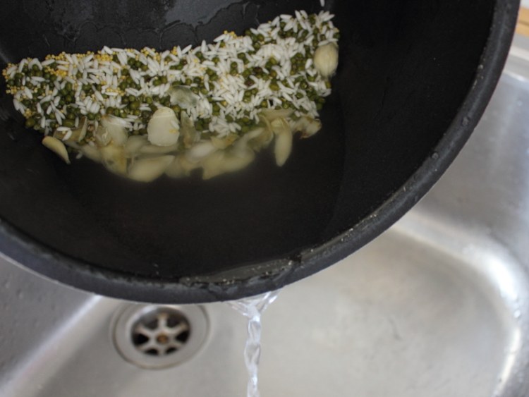 百合小米绿豆粥步骤2