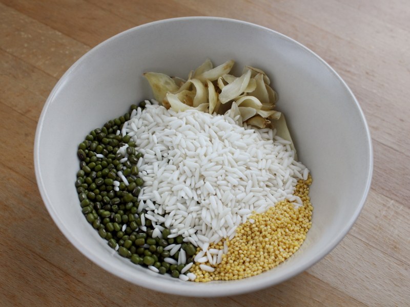 百合小米绿豆粥步骤1