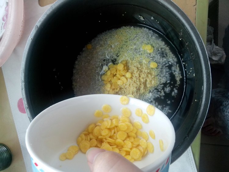 小米玉米片粥步骤4