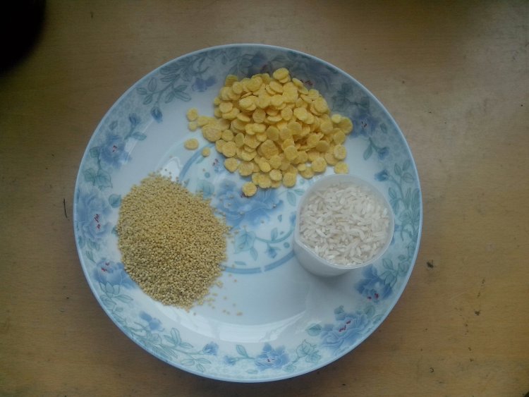 小米玉米片粥步骤1