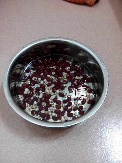 红豆薏米燕麦粥步骤1