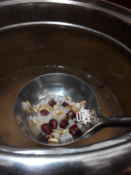 红豆薏米燕麦粥步骤3