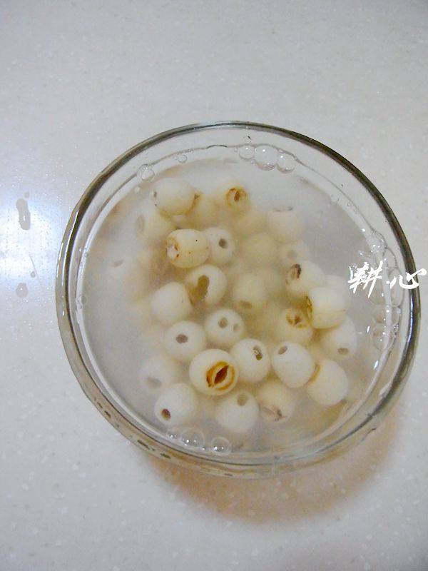 莲子木耳鸭腿粥步骤2