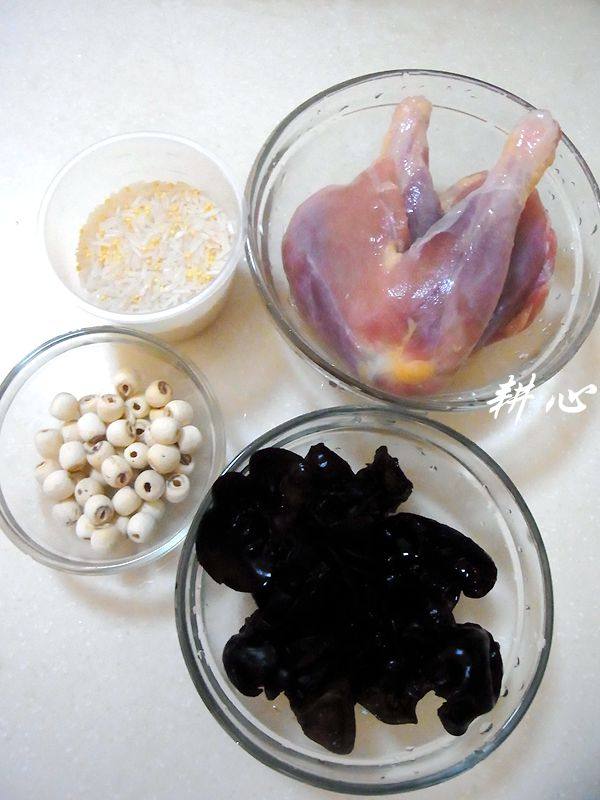 莲子木耳鸭腿粥步骤1
