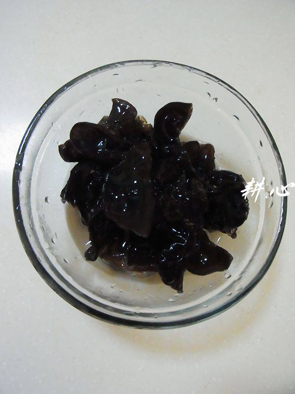 莲子木耳鸭腿粥步骤4