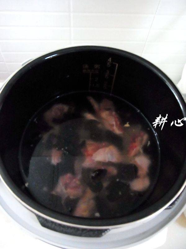莲子木耳鸭腿粥步骤5