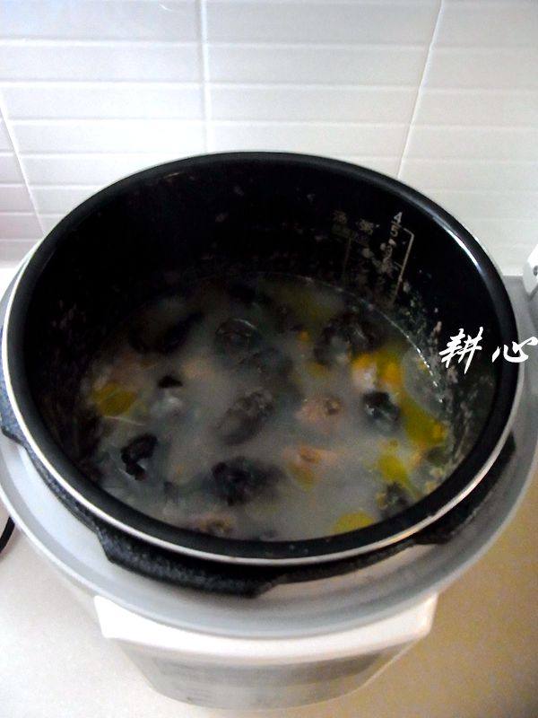 莲子木耳鸭腿粥步骤7