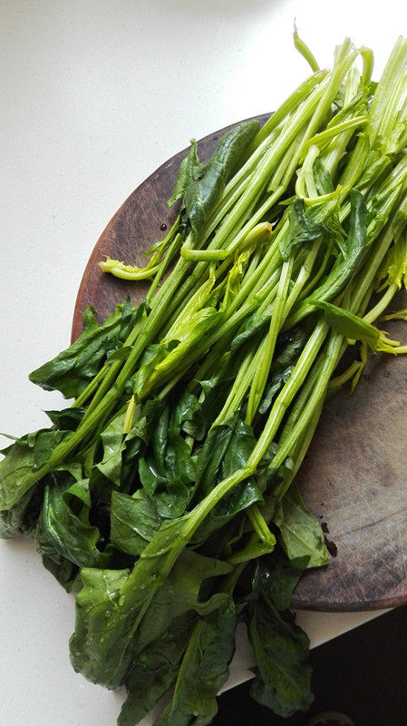 菠菜疙瘩汤步骤1