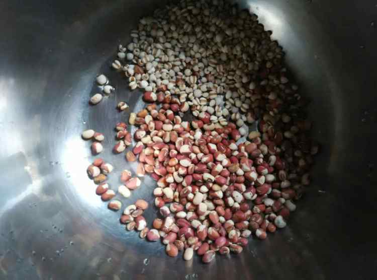 红豆意米荞麦粥步骤1