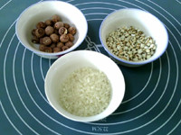 莲子薏米粥步骤1
