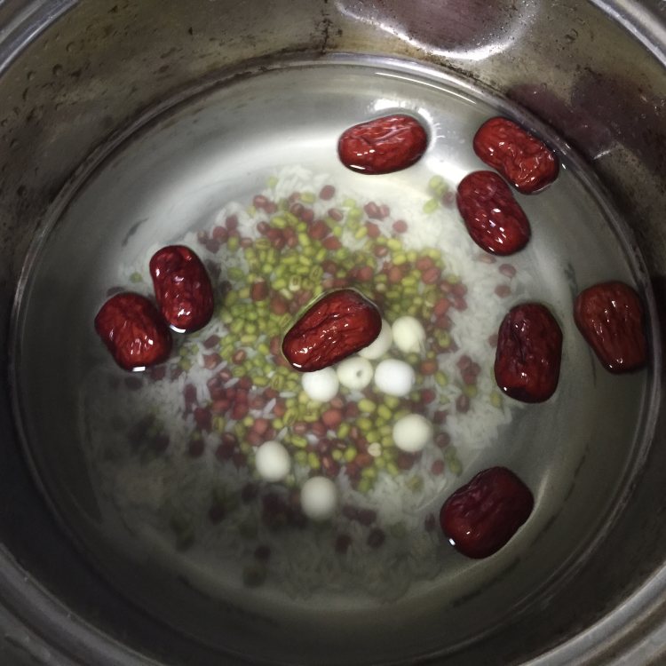 双豆红枣莲子粥步骤6