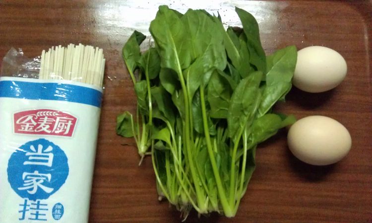菠菜鸡蛋汤面步骤1
