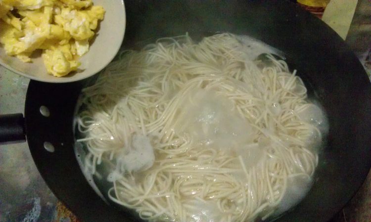 菠菜鸡蛋汤面步骤6