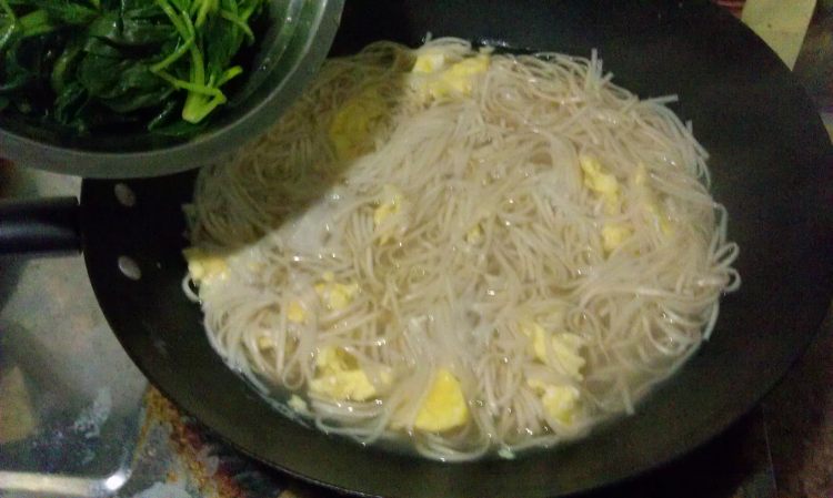 菠菜鸡蛋汤面步骤7
