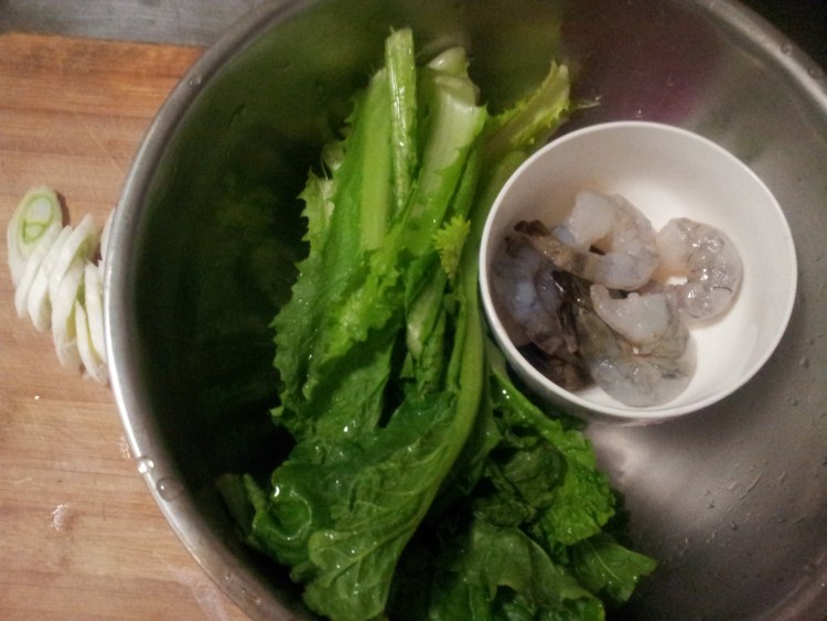 小白菜虾仁乌冬面步骤1