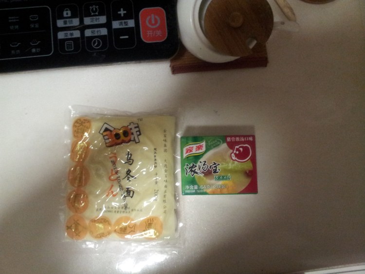 小白菜虾仁乌冬面步骤2