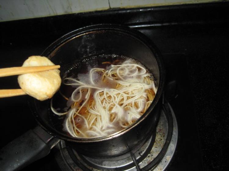 菠菜鱼丸面步骤6